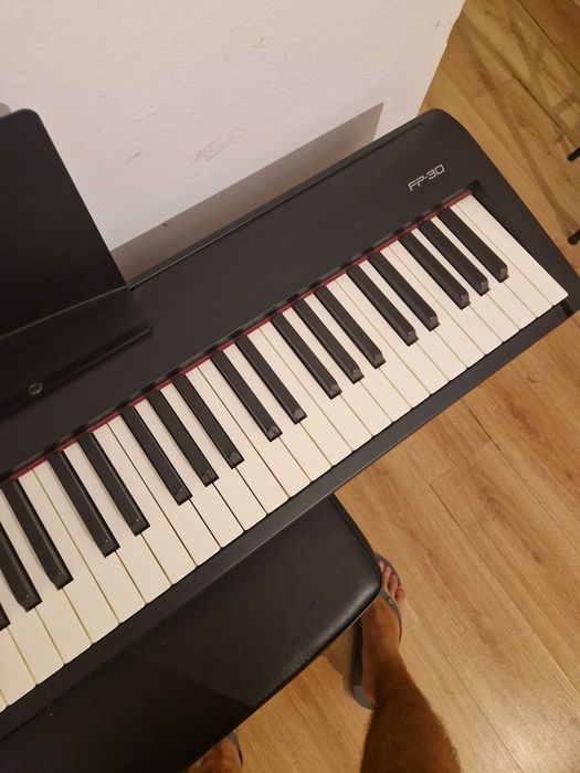 Piano digital Roland FP-30 com móvel, pedais e banco