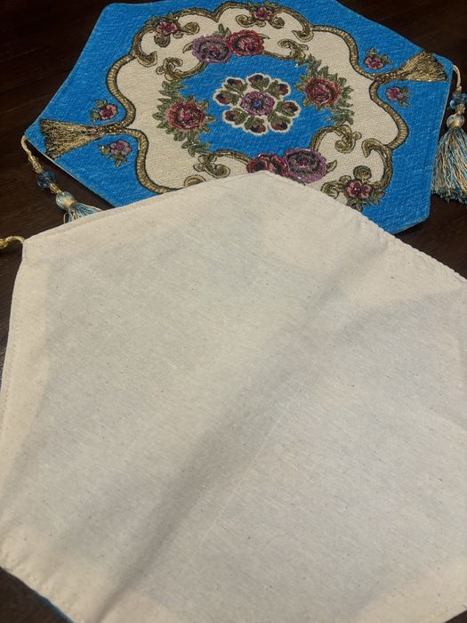 Stare podkladki na stół z pomponkami.