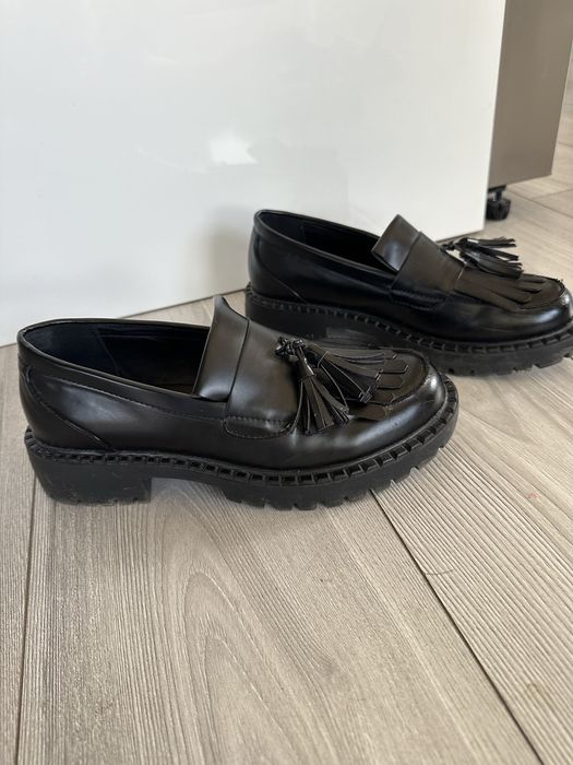 DeeZee mokasyny loafkersy czarne z falbanka 38