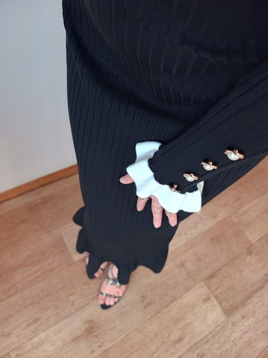 Елегантна міді сукня з декоративними гудзиками