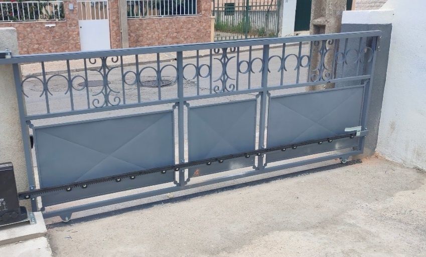 2 portões cinza sem motor