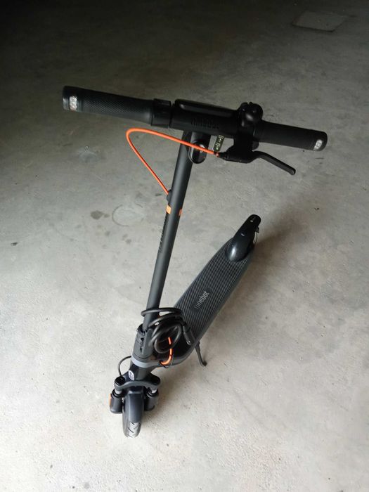 Trotinete elétrica com pouco uso, está como nova, ler descrição completa.