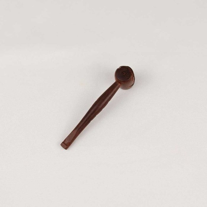 Cachimbo em madeira entalhada