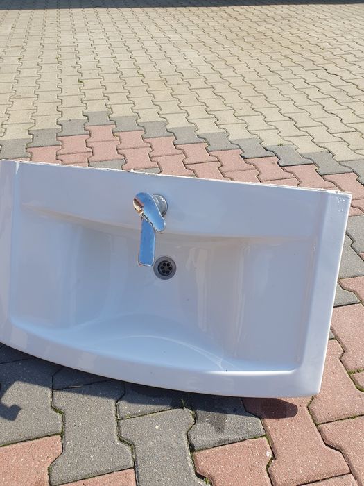Umywalka z baterią