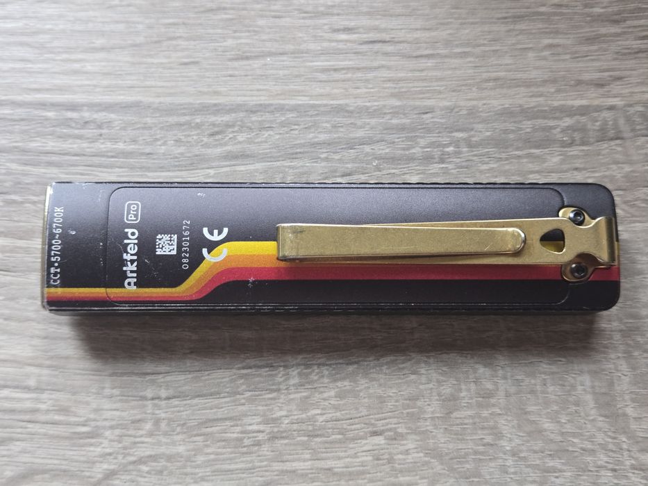 Latarka EDC Olight Arkfeld Pro Racing Stripes 1300 lumenów UV Laser