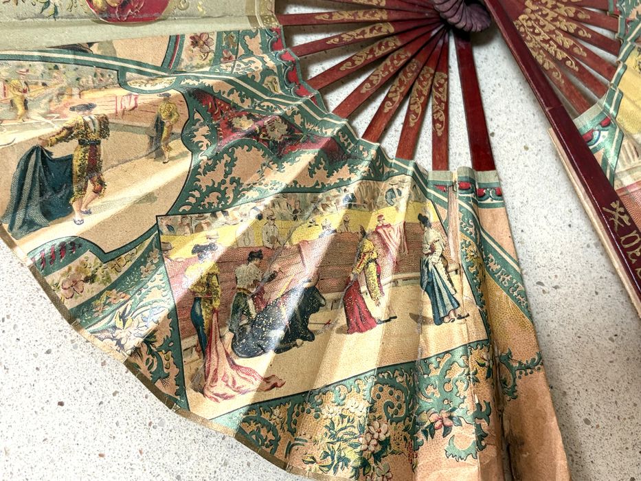 Antigo leque circular espanhol com cenas de touradas Sec XIX / XX