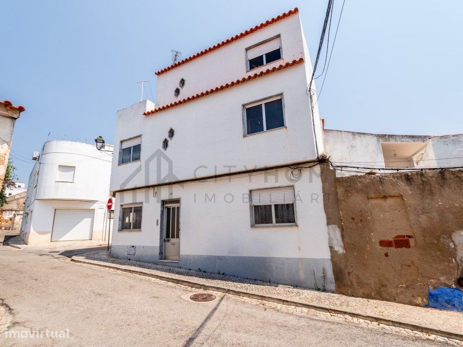 Moradia T2+1 com terraço no Centro de Lagoa