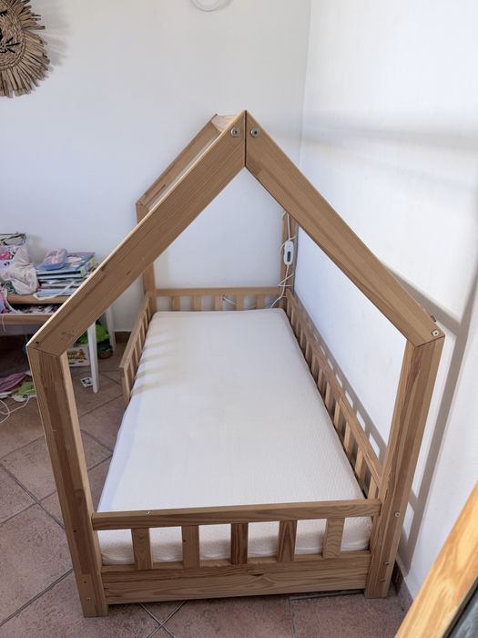 Cama criança madeira maciça  (com estrado e colchão)