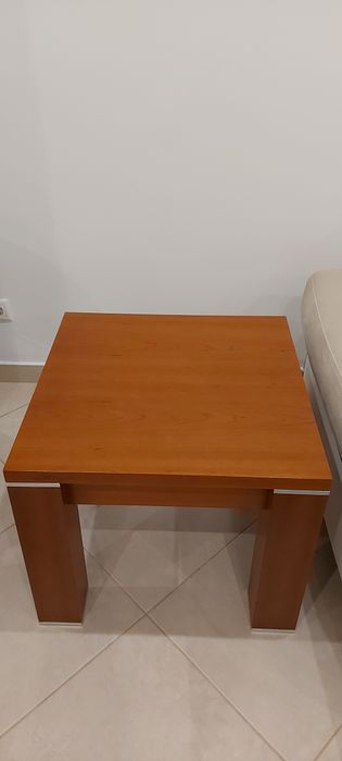 Mesa apoio quadrada em cor cerejeira