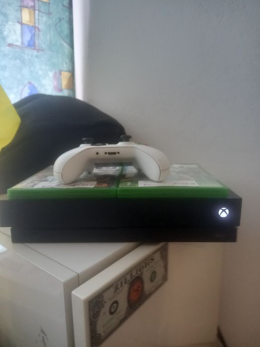 Xbox One X + Pad i dwie gry