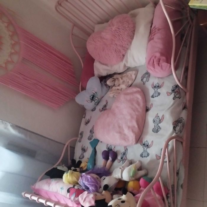 Cama extensível IKEA rosa semi nova com colchão incluo