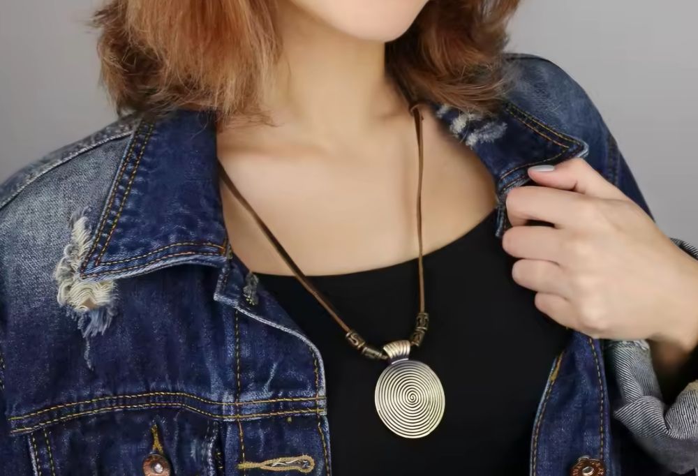 Naszyjnik na  rzemyku - Metalowe koło