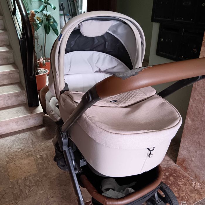 Vendo carro e baloiço esta usado mas funcional