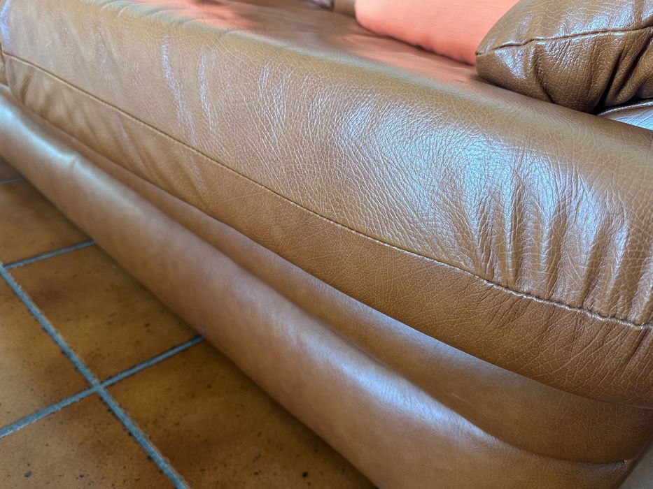 Conjunto de 2 sofás castanhos de 2 lugares em excelente condição