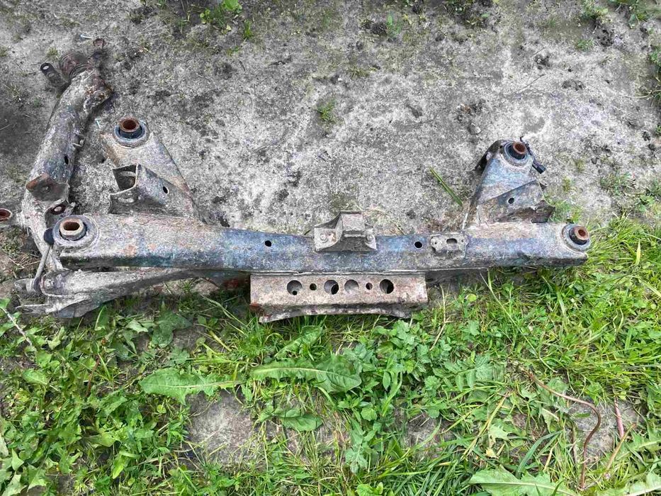 Задня балка задній підрамник Тойота Авенсіс т25