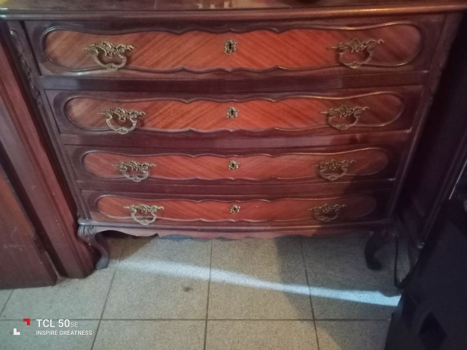 Cómoda vintage , tem uma pequena descascada como se pode vêr na última foto.