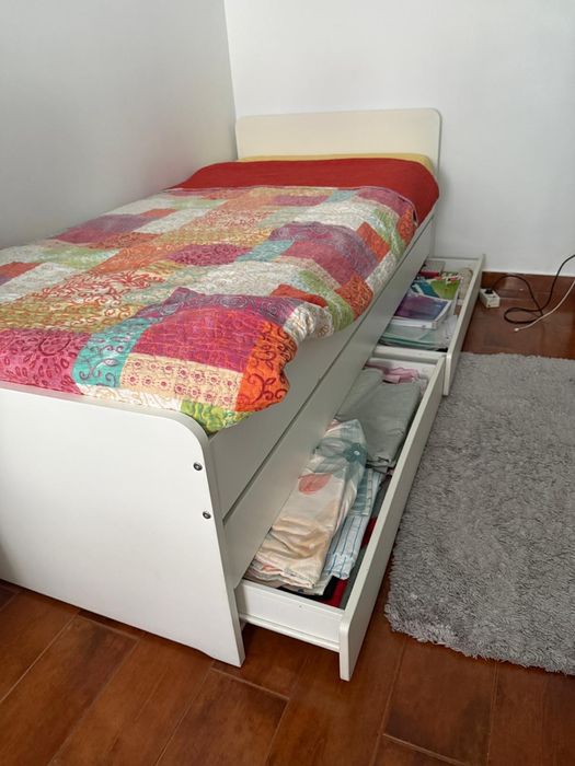 Cama solteiro com 2 colchoes incluido e a mesa de cabeceira