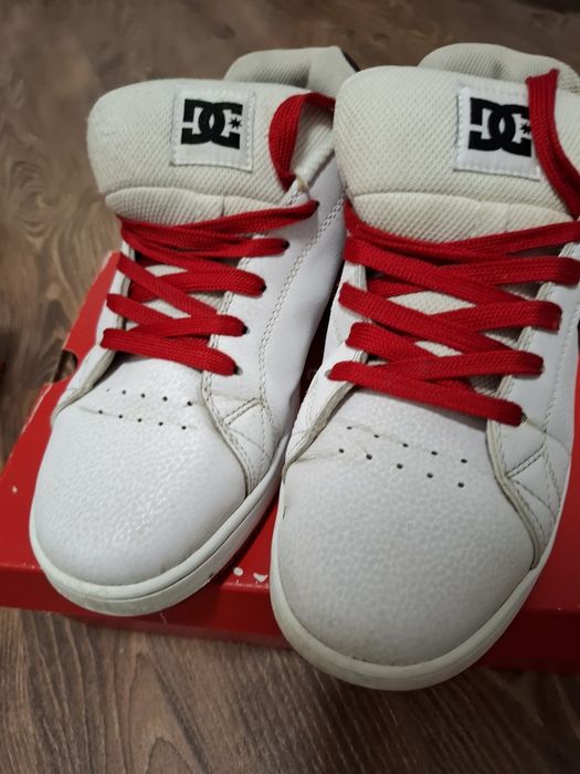 Buty używane biało czerwone