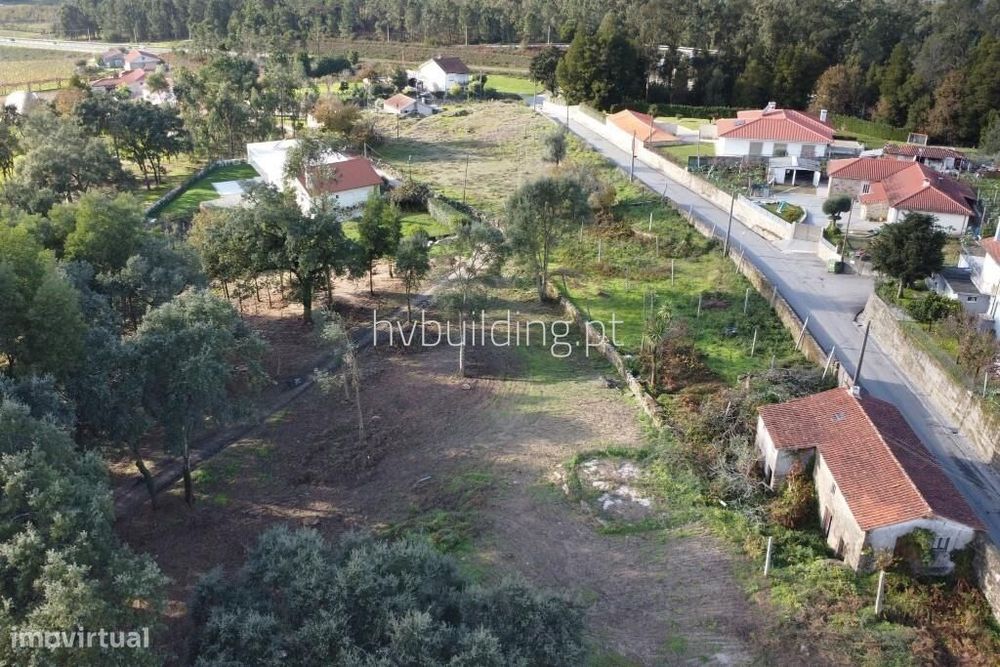 Terreno para construção localizado em Adães