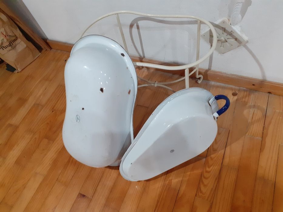 Conjunto de armação e Bidé antigo mais Aparadeira conforme foto.