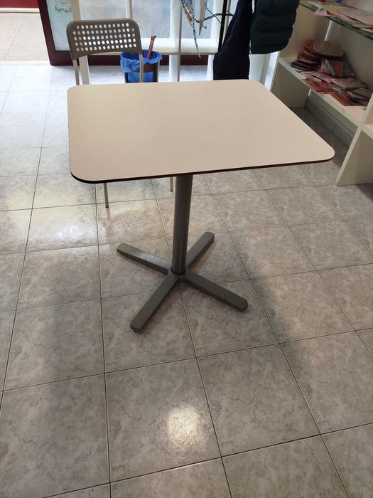 Conjunto de mesas e cadeiras IKEA