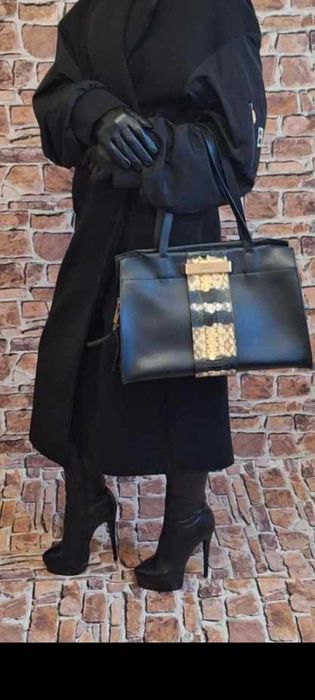 Elegancki i wytworny czarny płaszcz Marki BIBIONE