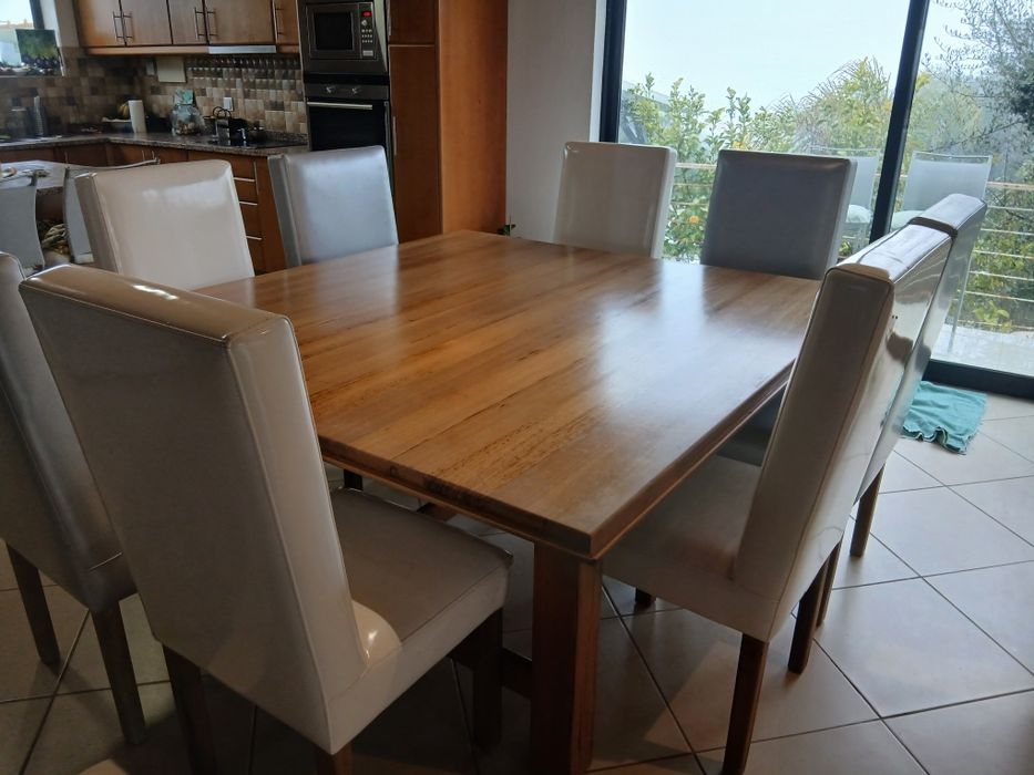 Mesa de.8 lugares em madeira com cadeiras