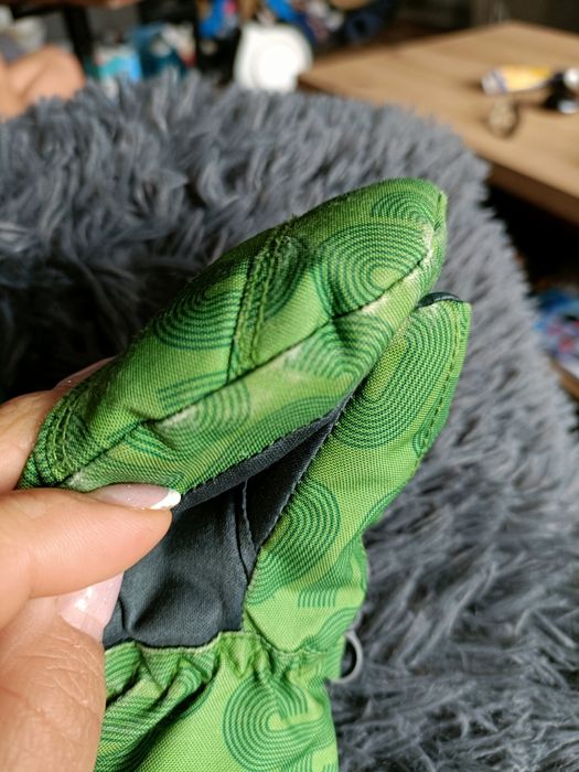 Zielone rękawiczki jednopalczaste Bula na ok 1 rok śnieg zima sanki