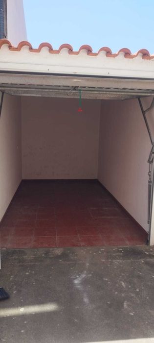 Apartamento T2 com pequena garagem/box privativa e arrecadação