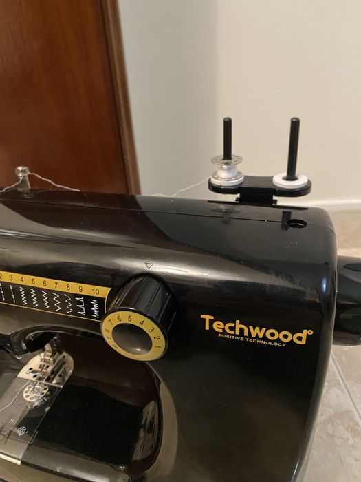 Máquina de Costura Techwood TMAC-906