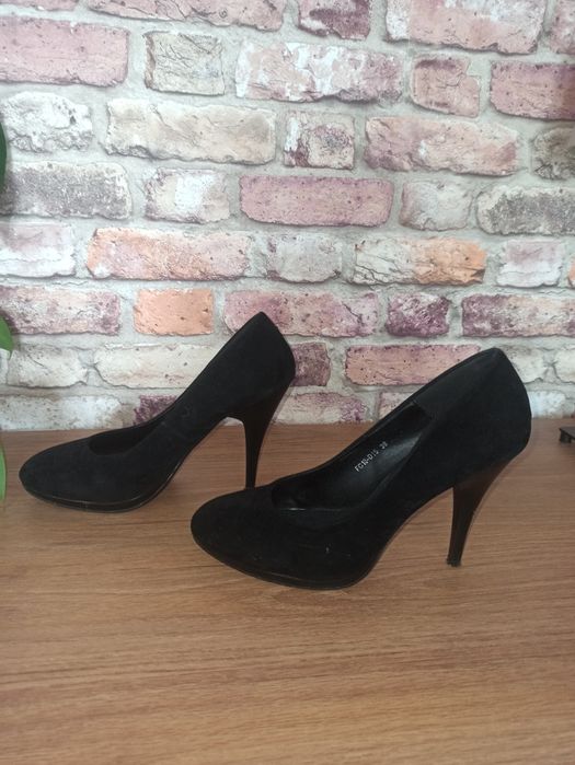 Czarne  zamszowe szpilki czółenka na koturnie 38