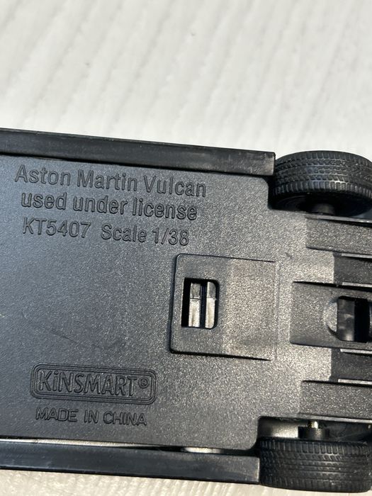 Aston Martin Vilcan 1/38 машина Kinsmart