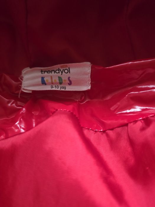 Piękna zimowa czerwona kurtka 10 lat płaszcz  rozmiar 140