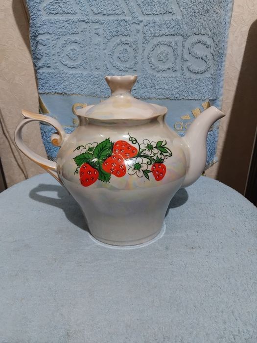 Чайник фарфоровый продам