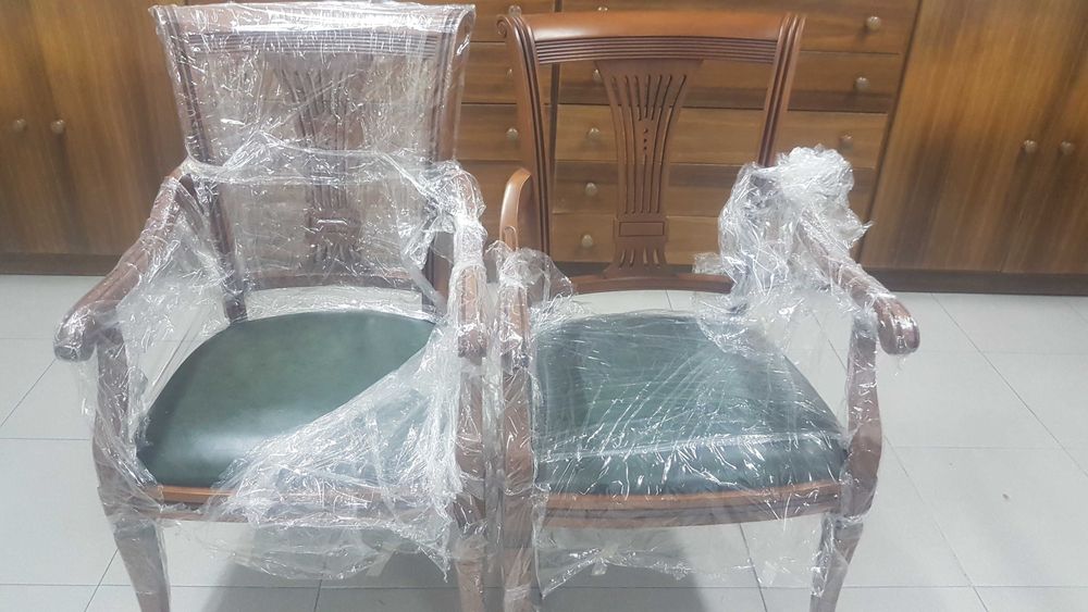 2 Cadeirões em Madeira Maciça de Cerejeira e Assento em Pele