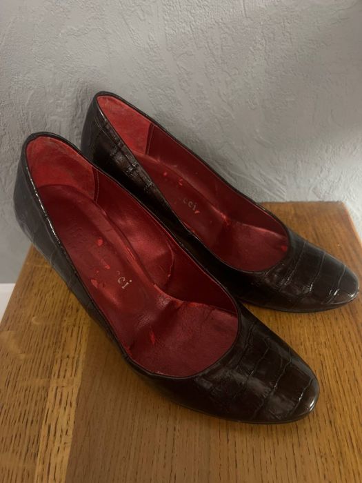 Продають жіноче взуття Gucci