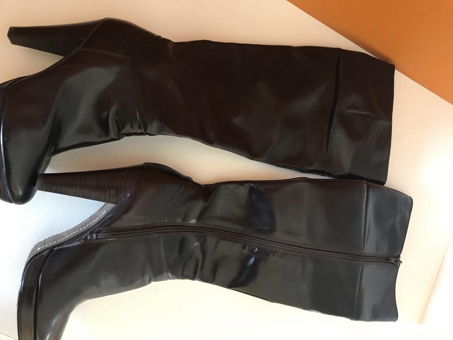 Botas de cano alto em pele