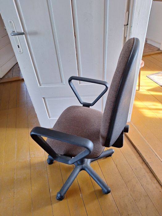 Krzesło biurowe z regulacją