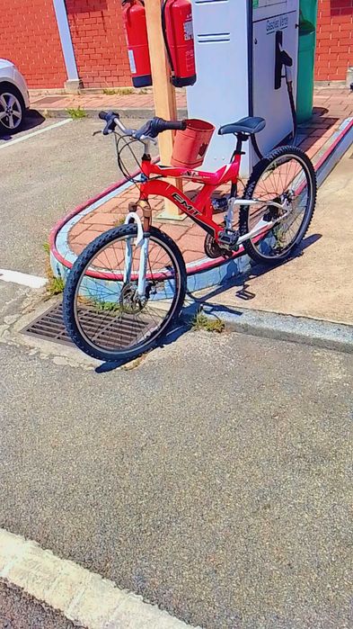 Bicicleta com travões de disco em bom estado