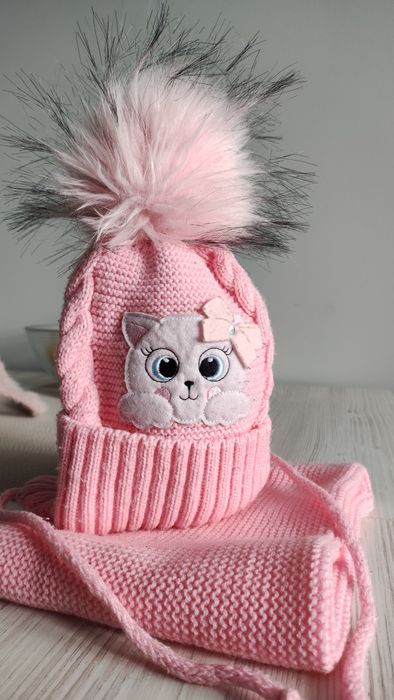 Тепла шапочка для дівчинки з хомутиком