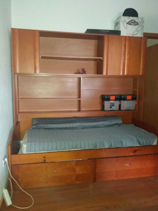 Studio imitação nogueira com 2 camas de solteiro