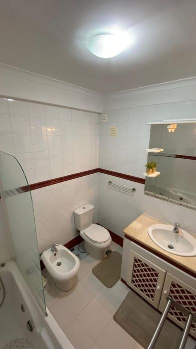 T3, 2 casas de banho garagem e arrecadação