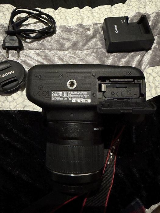 Canon EOS 2000D.