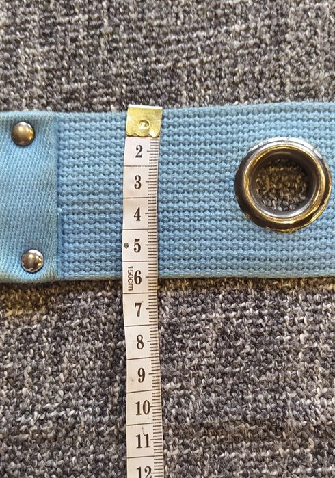 Niebieski pasek z klamrą