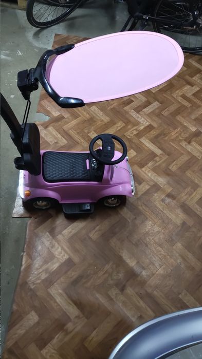 Samochodzik dziecięcy Volkswagen Beetle różowy z napędem elektrycznym