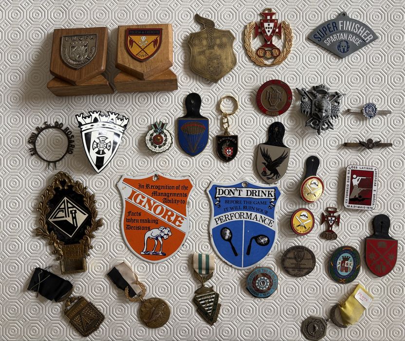 Medalhas crachás emblemas etc