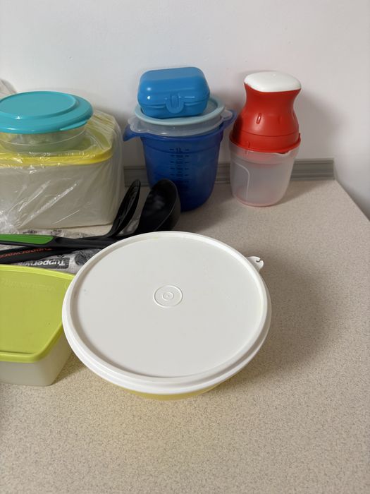 Tupperware miska zamykana z pokrywką do ciasta sałatki na kaszę ryż