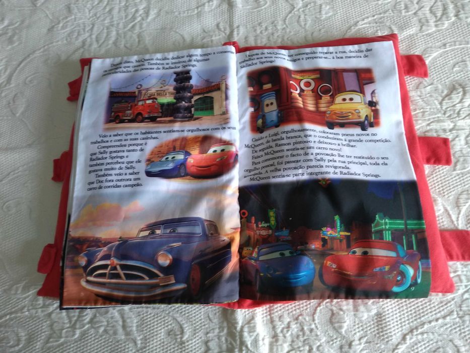 Rara almofada livro da Disney Pixar "Carros", como NOVA!