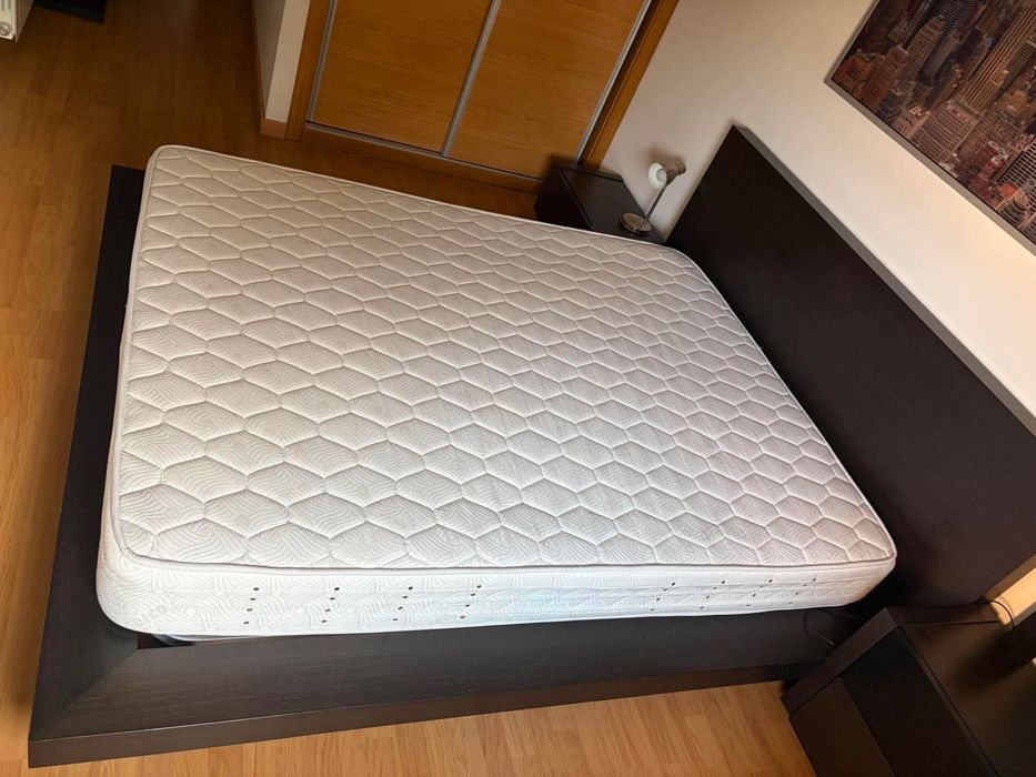 Cama de casal com mesas de cabeceira
