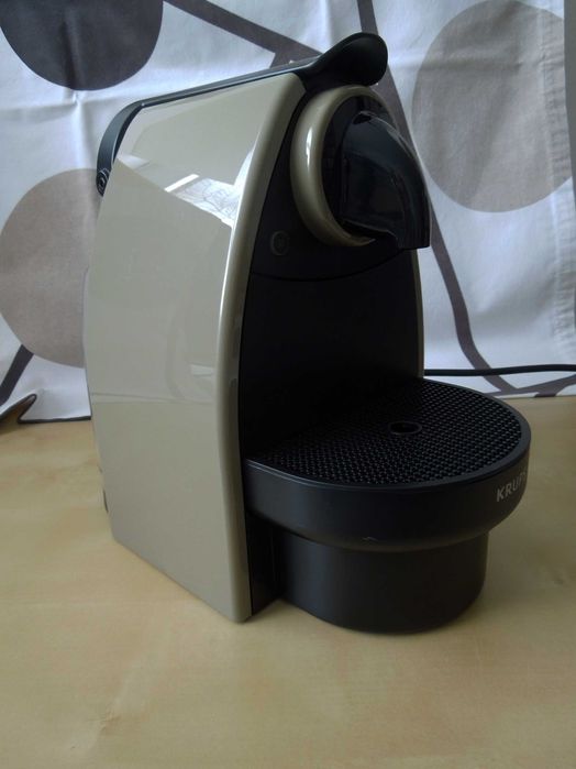 Máquina Nespresso Essenza Krups - como nova, quase sem uso